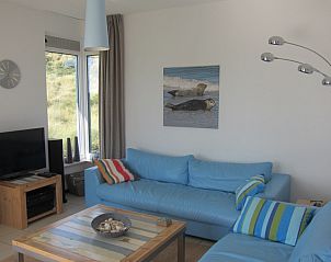 Cozy living room in Nij Jit vacation home, Midsland aan Zee Terschelling, with comfortable sofas.