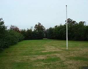 Expansive lawn at bungalow Brunel in Midsland Noord, Terschelling, ideal for relaxation.