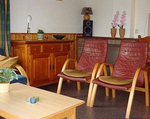 Cozy living room in vacation home Brunel, Midsland Noord, Terschelling with comfortable chairs.