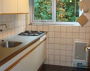 Practical kitchen in bungalow Brunel, Midsland North, Terschelling overlooking nature.