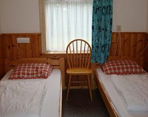 Bedroom with two single beds in bungalow Brunel, Midsland Noord, Terschelling.