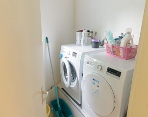 Praktische wasruimte in de bungalow in Midsland Noord, Terschelling, Waddeneilanden, met moderne apparatuur voor comfortabel verblijf.