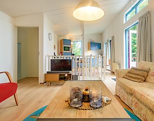 Gezellige woonkamer in de bungalow in Midsland Noord, Terschelling. Comfortabel vakantiehuis op de Waddeneilanden met lichte inrichting.