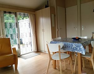Lichte woonruimte in Koekoeksdne chalet, Midsland Noord, Terschelling met toegang tot tuin.