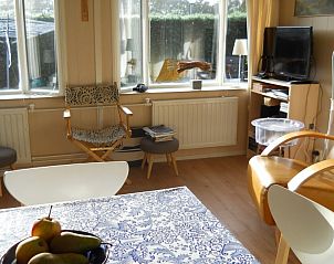 Woonkamer in Koekoeksdne chalet, Midsland Noord, Terschelling met comfortabele zitplekken.
