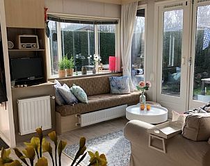 Gezellige binnenruimte van Chalet DOMETO in Midsland Noord, Terschelling, met comfortabele zithoek en veel natuurlijk licht.