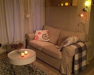 Intieme zithoek in Chalet DOMETO, Midsland Noord, Terschelling, met sfeerverlichting en gezellige decoratie voor een ontspannen avond.