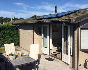 Zonnig terras van Chalet DOMETO in Midsland Noord, Terschelling, ideaal voor buitenontbijt op de Waddeneilanden.