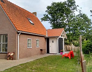 Rustieke buitenkant van vakantiehuis WadsEb.com in Klein Hoorn, Terschelling, omgeven door natuur.