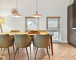 Eetkamer met warme verlichting in het 4-6L appartement, West-Terschelling.