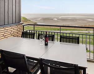 Balkon met panoramisch uitzicht op de zee bij het 4-6L appartement, West-Terschelling.
