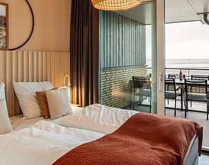 Comfortabele slaapkamer met balkon in het 4-6L appartement, Terschelling.