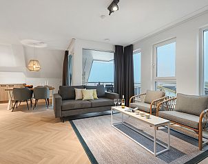 Lichte zithoek met uitzicht op de duinen in het 4-persoons appartement 4C2, West-Terschelling, Terschelling, Waddeneilanden.