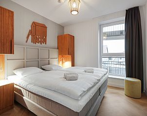 Eettafel met servies in het 4-persoons appartement 4C2, West-Terschelling, Terschelling, met uitzicht op de Waddeneilanden.