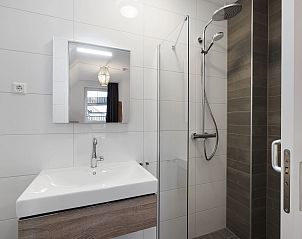 Moderne keuken in het 4-persoons appartement 4C2, West-Terschelling, Terschelling, volledig uitgerust voor een comfortabel verblijf.