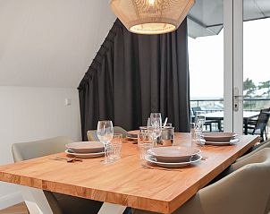 Slaapkamer met aangrenzende badkamer in het 4-persoons appartement 4C2, West-Terschelling, Terschelling, voor extra gemak.