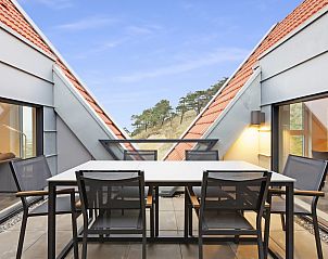 Gezellig gedekte eettafel in 6-persoons penthouse 6LP, West-Terschelling, Waddeneilanden met uitzicht op de natuur.