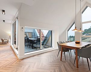 Open keuken en eetruimte in 6-persoons penthouse 6LP, West-Terschelling, Waddeneilanden met modern design.