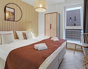 Sfeervolle slaapkamer in 6-persoons penthouse 6LP, West-Terschelling, Terschelling met comfortabele bedden en rustgevende inrichting.