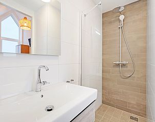 Moderne badkamer in 6-persoons penthouse 6LP, West-Terschelling, Waddeneilanden met strakke afwerking en inloopdouche.