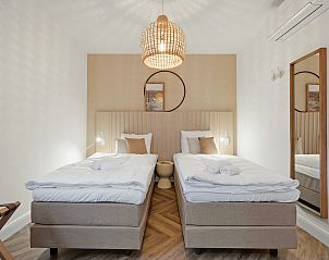 Tweede slaapkamer in 6-persoons penthouse 6LP, West-Terschelling, Terschelling met twee eenpersoonsbedden en stijlvol interieur.