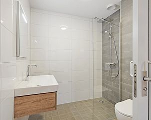 Tweede badkamer in 6-persoons penthouse 6LP, West-Terschelling, Terschelling met moderne voorzieningen en ruime douche.