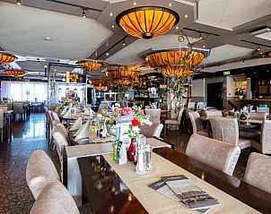 Gezellig restaurant in Hotel Old Dutch, Volendam, met sfeervolle verlichting.