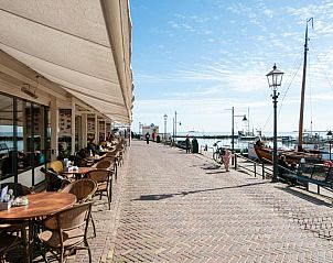 Terras aan het water van Hotel Old Dutch in Volendam, ideaal voor ontspanning.