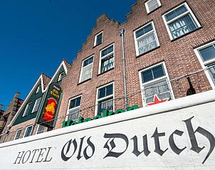 Buitenkant van Hotel Old Dutch in Volendam, met traditionele architectuur.