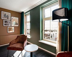 Zithoek met uitzicht op de haven in Hotel Old Dutch, Volendam, Noord-Holland.