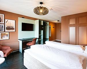 Moderne kamer in Hotel Old Dutch, Volendam, met kunst aan de muur.