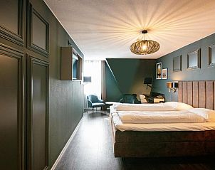 Moderne badkamer met douche in Hotel Old Dutch, Volendam, Noord-Holland.