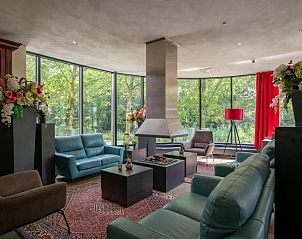 Luxe lounge in Bastion Hotel Utrecht, omgeven door natuur en rust, perfect voor ontspanning.