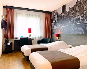 Moderne tweepersoonskamer in Bastion Hotel Utrecht, Utrecht, met comfortabele bedden en werkruimte.