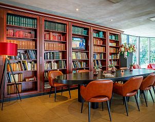 Gezellige bibliotheek in Bastion Hotel Utrecht, Utrecht, ideaal voor ontspanning en lezen.