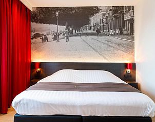Sfeervolle slaapkamer in Bastion Hotel Utrecht, Utrecht, met comfortabele bedden en uniek design.