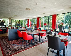 Eetruimte in Bastion Hotel Utrecht, Utrecht, met kleurrijke inrichting en uitzicht op de natuur.