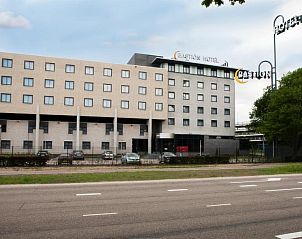 Buitenkant van Bastion Hotel Utrecht, Utrecht, met moderne architectuur en centrale locatie.