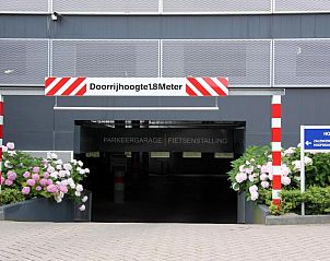 Ingang van de parkeergarage bij Bastion Hotel Utrecht, Utrecht, met veilige toegang en faciliteiten.