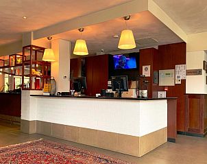 Receptie van Bastion Hotel Utrecht, Utrecht, met vriendelijke service en moderne inrichting.