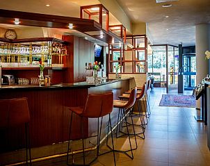 Stijlvolle bar in Bastion Hotel Utrecht, Utrecht, met ruime zitplaatsen en moderne sfeer.