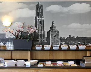 Detail van het ontbijtbuffet in Bastion Hotel Utrecht, Utrecht, met verse producten en uitzicht.