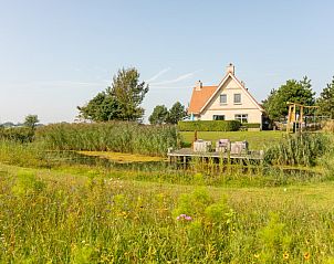 Vakantiehuis De Dijkwachter **** in Ballum, Ameland met kleurrijke bloemenweide en serene natuur.