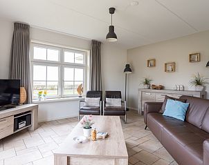 Comfortabele zithoek in De Dijkwachter **** in Ballum, Ameland met moderne meubels en gezellige sfeer.