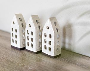 Decoratieve elementen in De Dijkwachter **** in Ballum, Ameland met keramische huisjes op dressoir.