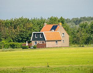 Vakantiehuis in Ballum op Ameland, omgeven door groene velden en natuur.
