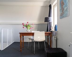 Stijlvolle eethoek in Vakantiehuis in Ballum, Ameland, met natuurlijk licht.