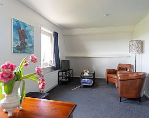 Gezellige woonkamer in Vakantiehuis in Ballum, Ameland, met comfortabele stoelen.