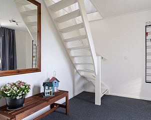 Ingang met trap in Vakantiehuis in Ballum, Ameland, voorzien van decoraties.