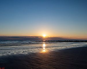 Adembenemende zonsondergang bij het strand van Ameland, dichtbij Ballum.